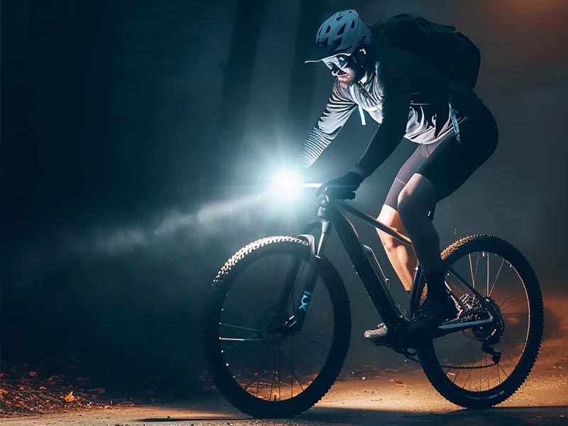 Lampu sepeda untuk penerangat di kondisi minim cahaya Lampu sepeda untuk penerangat di kondisi minim cahaya