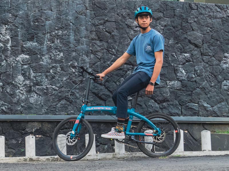 A young cyclist looks stylish with his blue Polygon Urbano 5 A young cyclist looks stylish with his blue Polygon Urbano 5