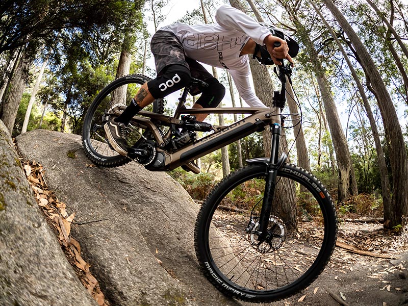 E-MTB mampu melewati medan off-road dengan lebih seamless E-MTB mampu melewati medan off-road dengan lebih seamless