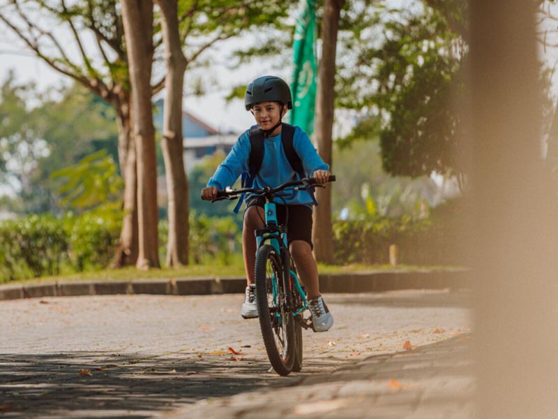 Seorang anak laki-laki sedang berkendara menggunakan Polygon Relic 24 Seorang anak laki-laki sedang berkendara menggunakan Polygon Relic 24