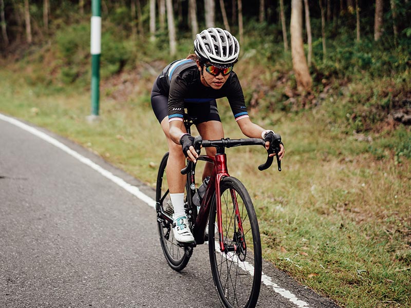 Road biker berpacu di lintasan menggunakan jersey khusus road bike Road biker berpacu di lintasan menggunakan jersey khusus road bike