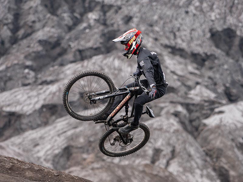 Mountain bikers melompat dengan lincah menggunakan Polygon Siskiu T8 Mountain bikers melompat dengan lincah menggunakan Polygon Siskiu T8