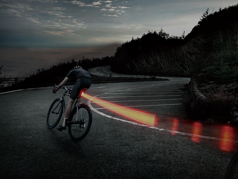 Lampu belakang road bike menyala dengan baik saat digunakan manuver di keadaan minim cahaya Lampu belakang road bike menyala dengan baik saat digunakan manuver di keadaan minim cahaya