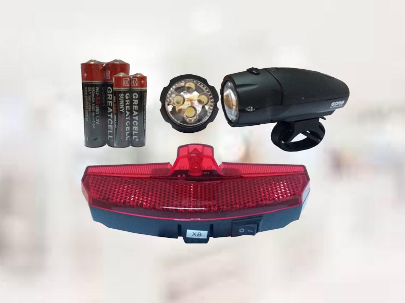 Satu set lampu Polygon Goma yang termasuk: lampu depan, lampu belakang, baterai Satu set lampu Polygon Goma yang termasuk: lampu depan, lampu belakang, baterai