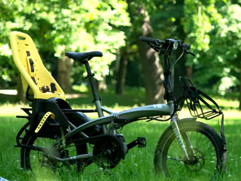 Sepeda lipat tern yang dipasang child seat di bagian belakang Sepeda lipat tern yang dipasang child seat di bagian belakang