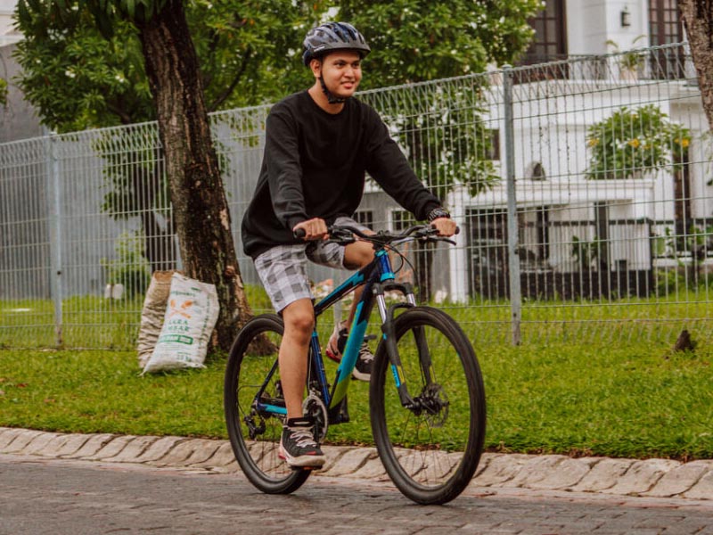 Seorang pesepeda muda bersepeda santai menggunakan MTB sebagai rutinitas Seorang pesepeda muda bersepeda santai menggunakan MTB sebagai rutinitas