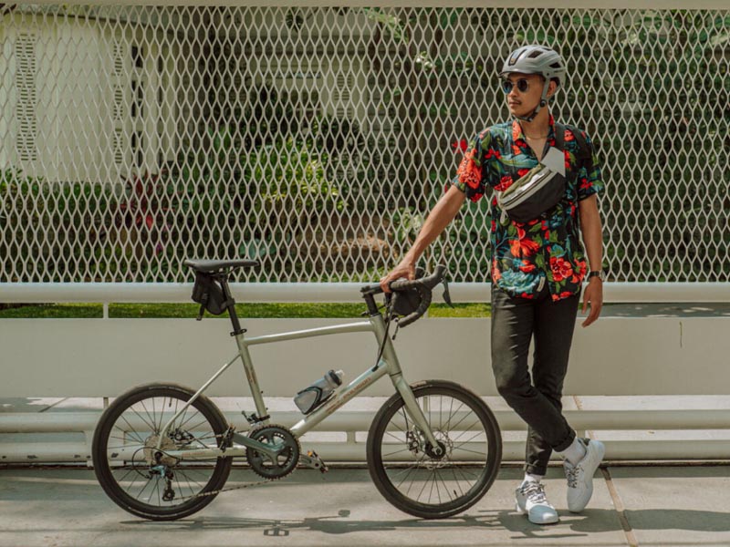 Seorang pesepeda tampil stylish bersama mini velonya dan menggunakan outfit colorful saat akan bersepeda Seorang pesepeda tampil stylish bersama mini velonya dan menggunakan outfit colorful saat akan bersepeda