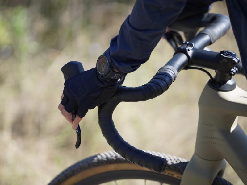 Sepeda gravel menggunakan handlebar jenis drop bar Sepeda gravel menggunakan handlebar jenis drop bar