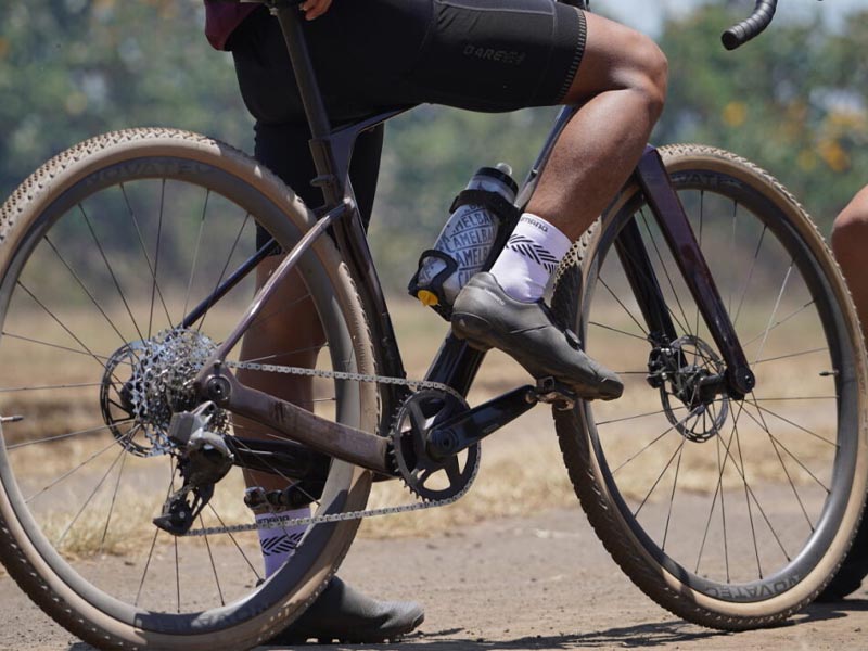 A view of the gravel bike frame showing its standover height and other parts such as the drivetrain A view of the gravel bike frame showing its standover height and other parts such as the drivetrain