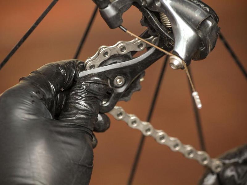 Installing the chain through the rear derailleur Installing the chain through the rear derailleur