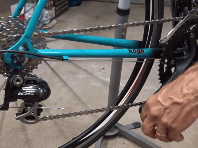 Final groupset adjustment by pedaling with hand to ensure everything is ready Final groupset adjustment by pedaling with hand to ensure everything is ready