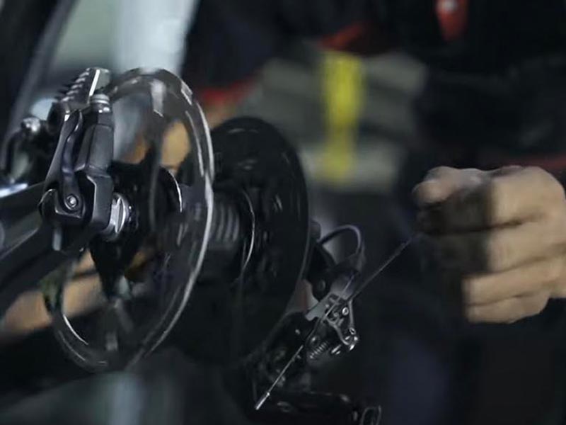 Rear derailleur adjustment process using screwdriver Rear derailleur adjustment process using screwdriver