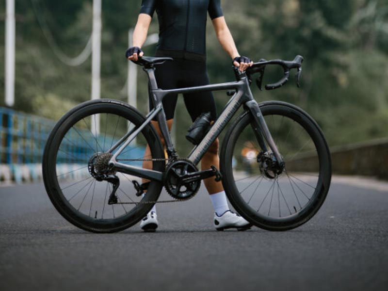 A road biker showing his Polygon Helios A9X magnetic black A road biker showing his Polygon Helios A9X magnetic black