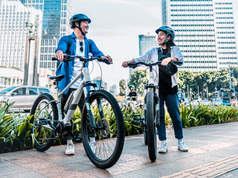 Pesepeda menggunakan Kalosi Miles di kota Pesepeda menggunakan Kalosi Miles di kota