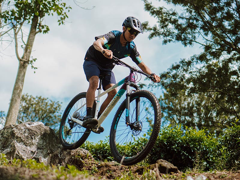 Pesepeda melewati bebatuan dengan Polygon Xtrada 7 Pesepeda melewati bebatuan dengan Polygon Xtrada 7