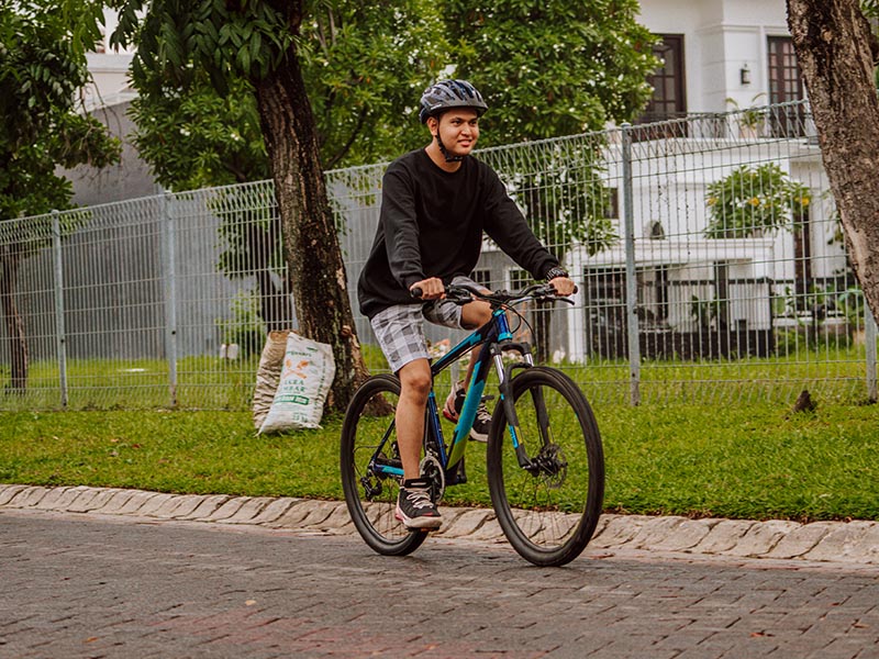 Pesepeda menggunakan Polygon Rayz 3 untuk bersepeda santai Pesepeda menggunakan Polygon Rayz 3 untuk bersepeda santai