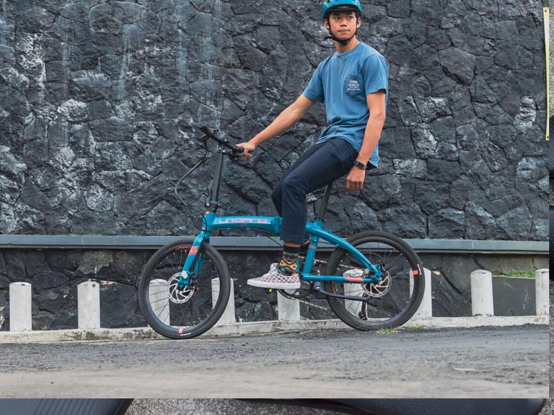 A cyclist with his blue Polygon Urbano 5 A cyclist with his blue Polygon Urbano 5