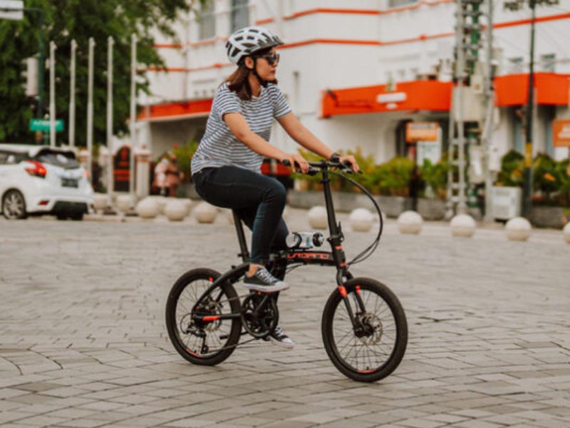 A woman cycling around the city with the black Polygon Urbano 3 A woman cycling around the city with the black Polygon Urbano 3