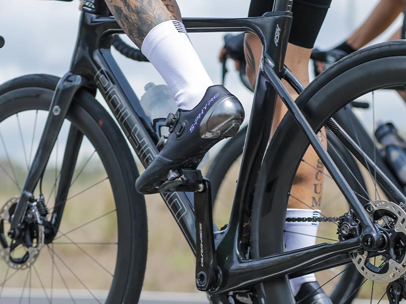 Makin stylish dengan sepatu dan kaos kaki sepeda Makin stylish dengan sepatu dan kaos kaki sepeda