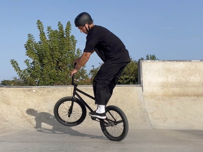 Teknik mundur Fakie dengan sepeda BMX Teknik mundur Fakie dengan sepeda BMX