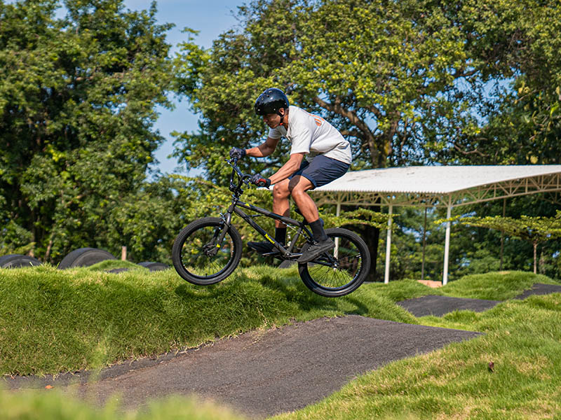 Rider BMX profesional melakukan trik di udara Rider BMX profesional melakukan trik di udara