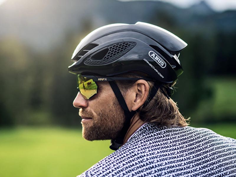 Pesepeda menggunakan helm sepeda Abus Gamechanger warna hitam Pesepeda menggunakan helm sepeda Abus Gamechanger warna hitam