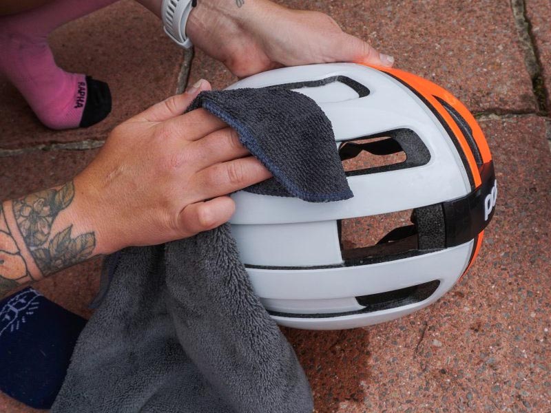 Mengelap helm sepeda dengan kain lembut Mengelap helm sepeda dengan kain lembut