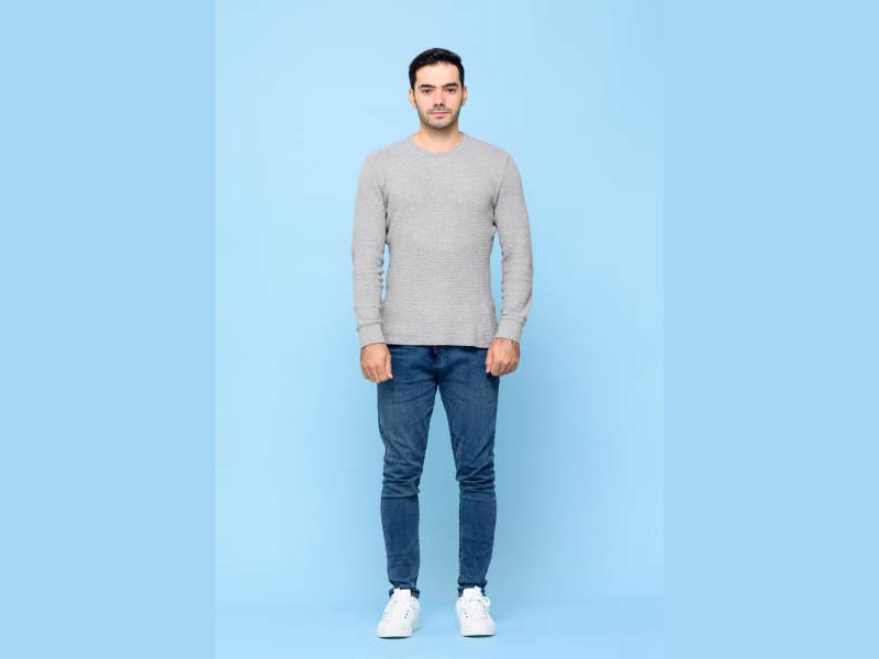 Pose berdiri tegak untuk mengukur tinggi badan Pose berdiri tegak untuk mengukur tinggi badan