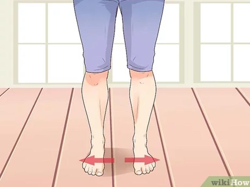 Merentangkan kaki selebar bahu Merentangkan kaki selebar bahu