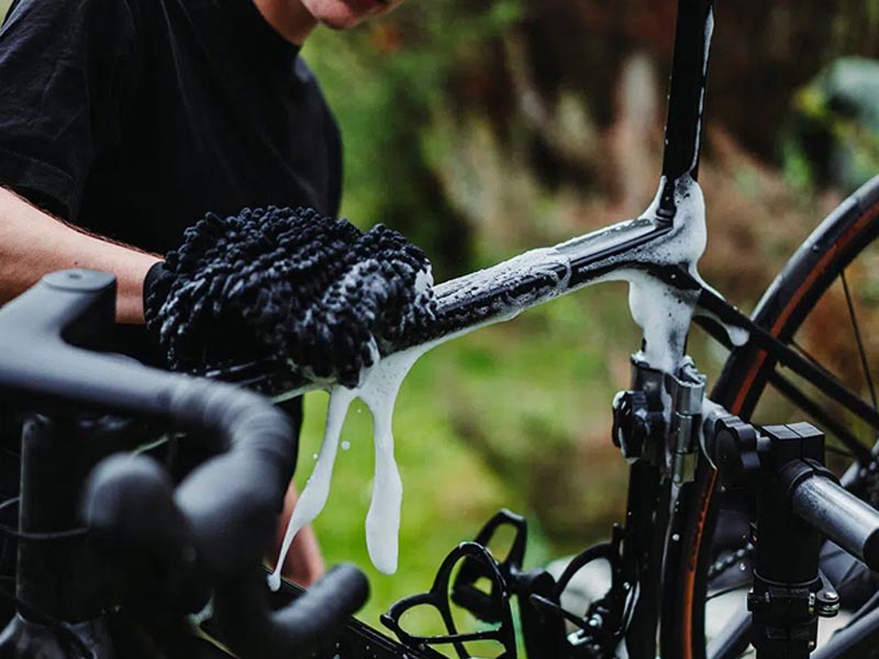 Washing the road bike frame Washing the road bike frame