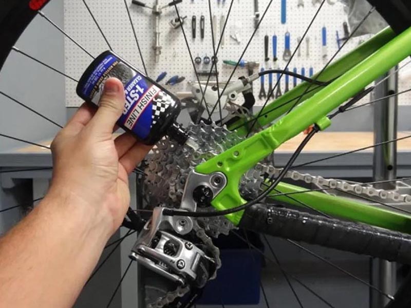 Lubricate the chain with a chain lube Lubricate the chain with a chain lube