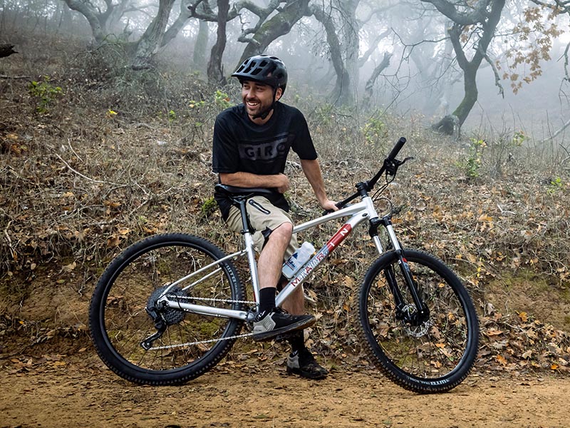 Pesepeda bangga dengan performa sepeda gunung marin Pesepeda bangga dengan performa sepeda gunung marin