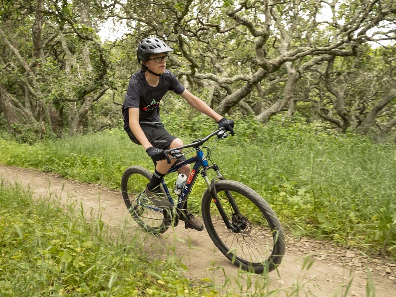 Pesepeda muda menikmati medan berkerikil dengan Marin MTB XC Trail Pesepeda muda menikmati medan berkerikil dengan Marin MTB XC Trail