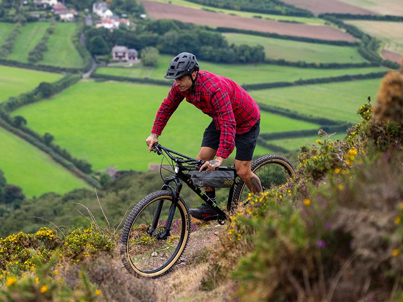 Pesepeda beraksi di track pegunungan bersama Marin MTB Adventure Pesepeda beraksi di track pegunungan bersama Marin MTB Adventure
