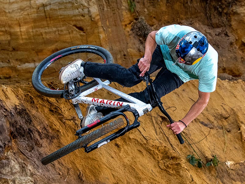 Atlet sepeda gunung Marin sedang freestyling melibas track terjal Atlet sepeda gunung Marin sedang freestyling melibas track terjal