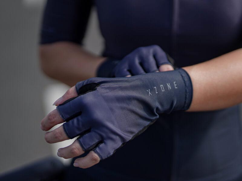 Persiapan bersepeda dengan sarung tangan sepeda XZone hitam Persiapan bersepeda dengan sarung tangan sepeda XZone hitam