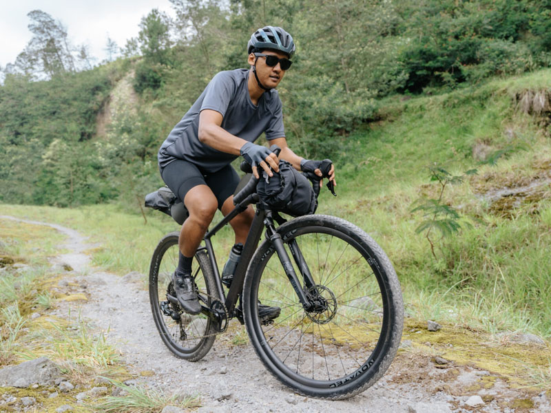 Pesepeda Gravel membawa semua perlengkapannya saat touring Pesepeda Gravel membawa semua perlengkapannya saat touring
