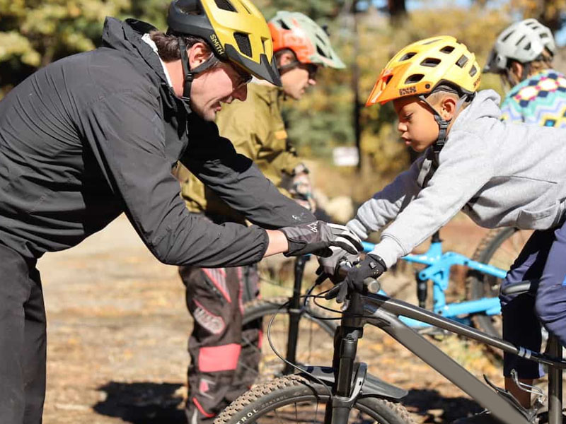 Orang tua mengenalkan sepeda gunung ke anaknya Orang tua mengenalkan sepeda gunung ke anaknya