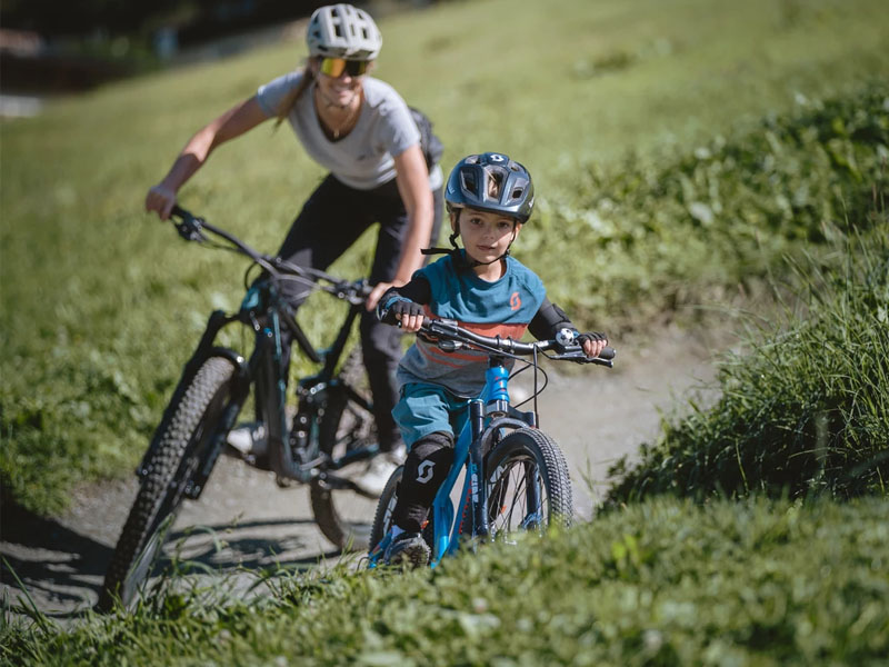 Orang tua mendampingi anaknya bersepeda gunung bersama Orang tua mendampingi anaknya bersepeda gunung bersama