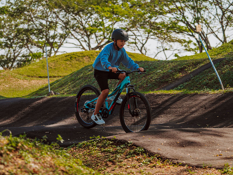 Seorang anak belajar bersepeda gunung dengan sepeda Polygon Xtrada Seorang anak belajar bersepeda gunung dengan sepeda Polygon Xtrada