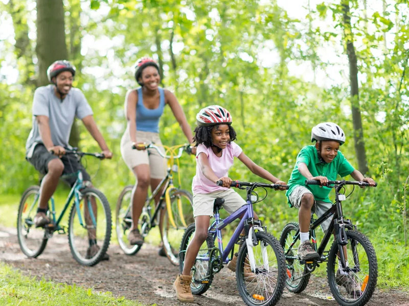 Orang tua mendampingi anaknya bersepeda rutin tiap pagi Orang tua mendampingi anaknya bersepeda rutin tiap pagi