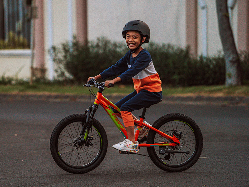 Mood si Kecil Naik Saat Bersepeda Mood si Kecil Naik Saat Bersepeda