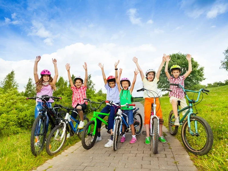 Anak-anak Bersepeda Bersama Teman untuk Bersosialisasi Anak-anak Bersepeda Bersama Teman untuk Bersosialisasi