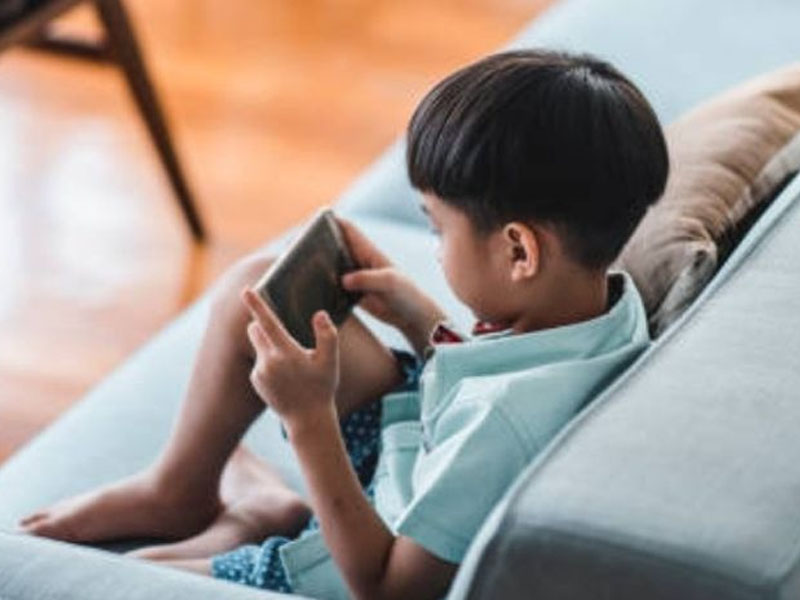 Anak Menjadi Terpaku pada Gadget karena Perkembangan Teknologi Anak Menjadi Terpaku pada Gadget karena Perkembangan Teknologi