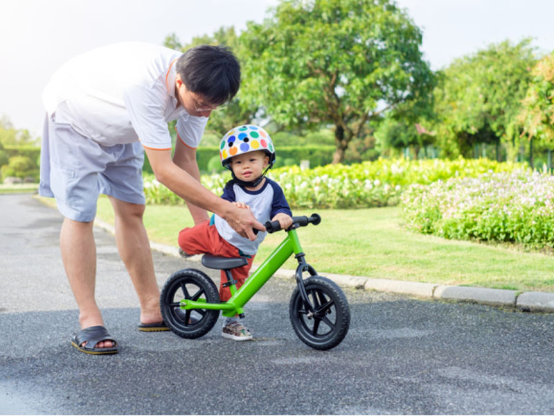 Orang Tua Mengajarkan Balance Bike untuk Mulai Belajar Sepeda Orang Tua Mengajarkan Balance Bike untuk Mulai Belajar Sepeda