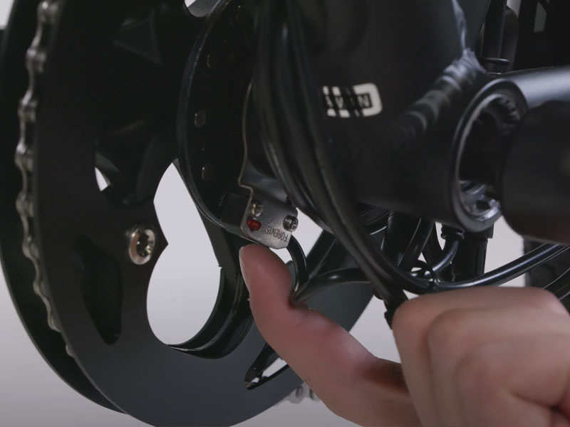 Mengecek kondisi pedal assist untuk perawatan berkala Mengecek kondisi pedal assist untuk perawatan berkala