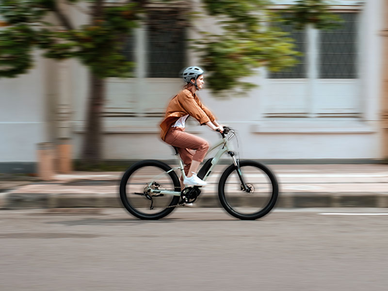 Seorang cyclist bersepeda jarak jauh dengan e-bike Seorang cyclist bersepeda jarak jauh dengan e-bike