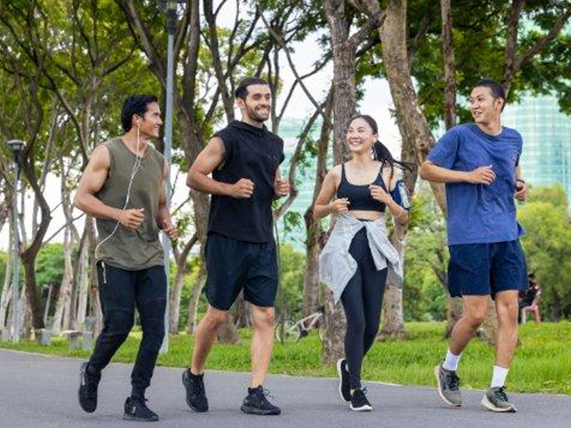 Lari santai bersama teman jadi langkah mudah memulai hidup sehat Lari santai bersama teman jadi langkah mudah memulai hidup sehat