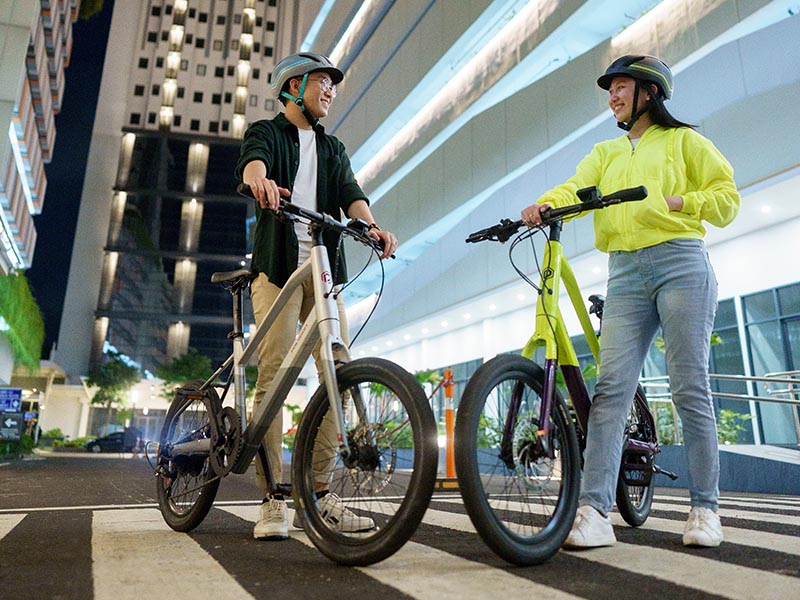 Cyclist menikmati komuter dengan sepeda elektrik mini velo Cyclist menikmati komuter dengan sepeda elektrik mini velo