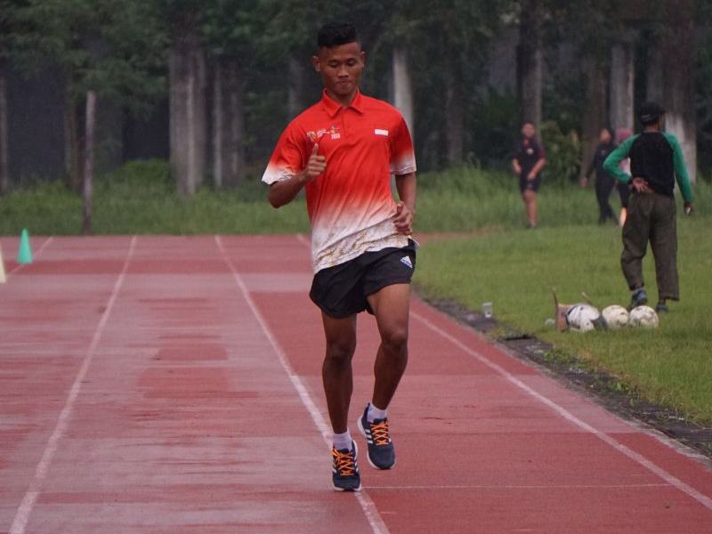 Seorang pelari memakai pakaian khusus lari sehingga lebih nyaman Seorang pelari memakai pakaian khusus lari sehingga lebih nyaman